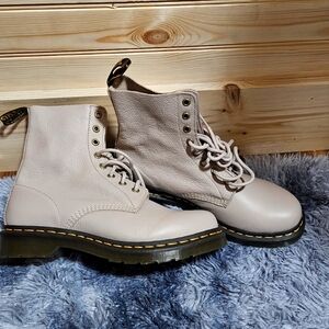 NWOB Dr Martens Pascal Boots sz 9